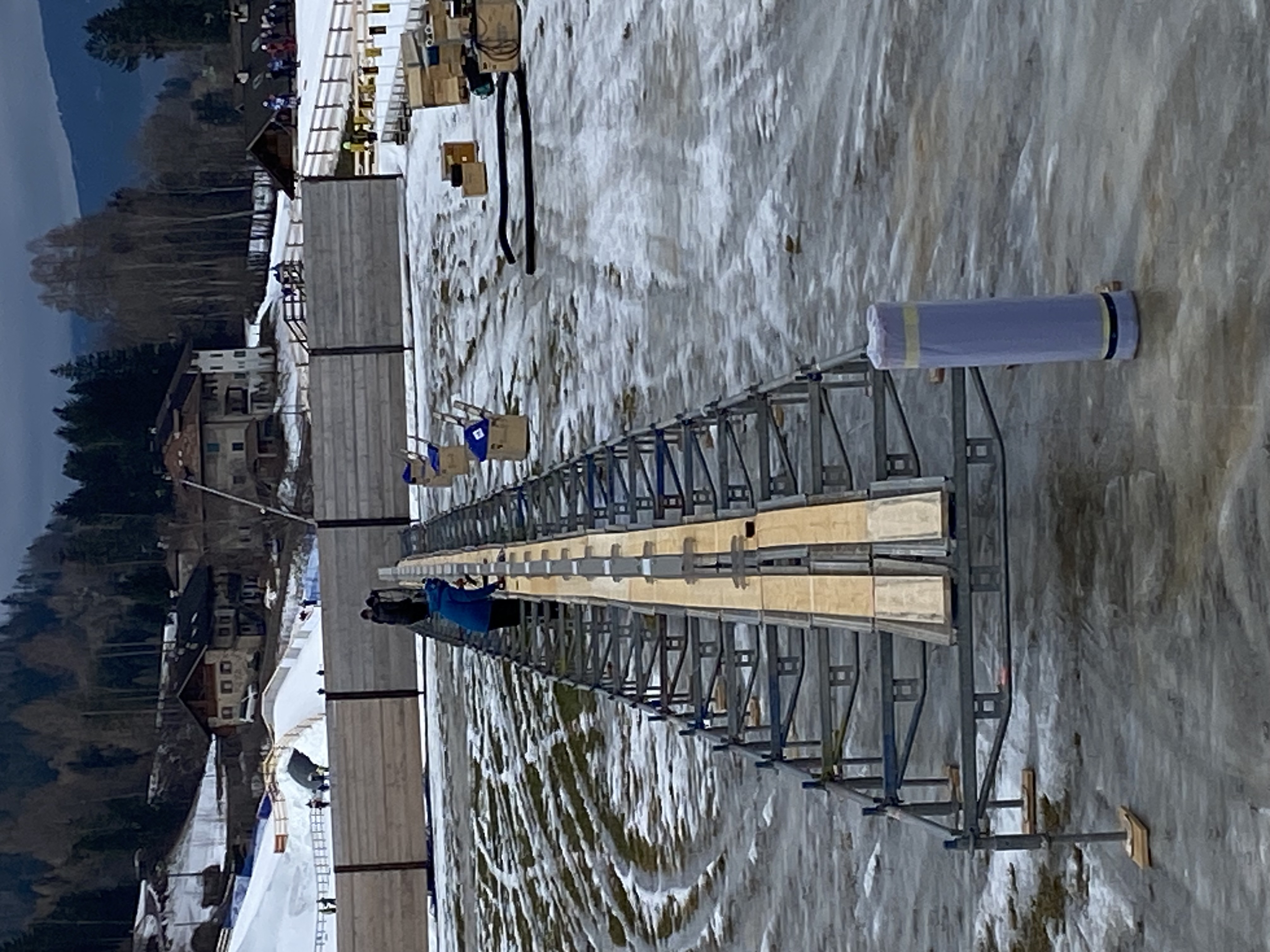 Kuvassa para-ampumahiihtoon rakennettu ampumahiihtotaulujen telineet 10 m päähän ampumapenkasta.